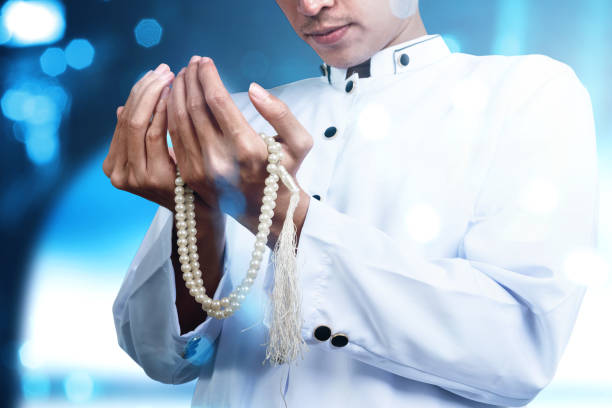 Cultural phenomenon: young men embracing pearl necklaces trend
