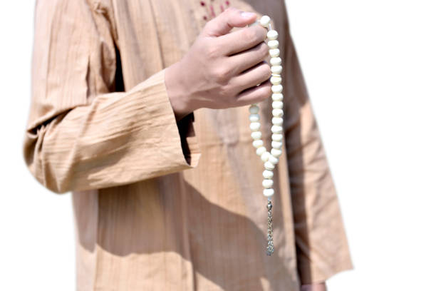 Style influencer showcasing pearl necklace as a modern accessory
